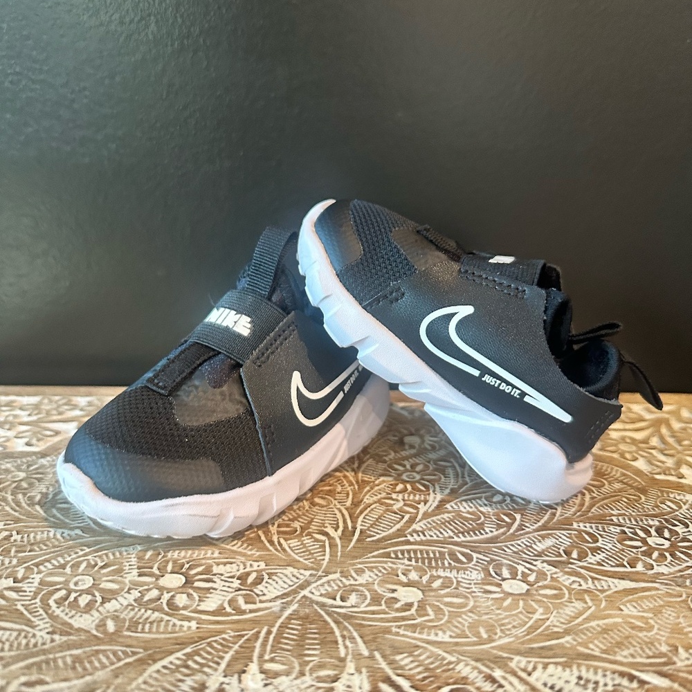 Nike Toddler Shoes - Size 4 (Black/White)